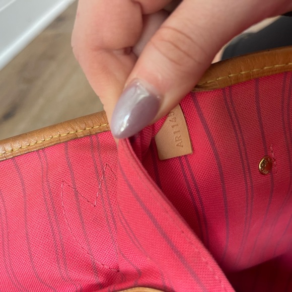 Beautiful authentic Louis Vuitton neverfull pink v limited edition! - Picture 9 of 11